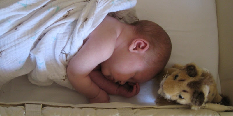 baby slaapt op zij 6 tips voor veiliger slapen babypeuterkleuter plaza