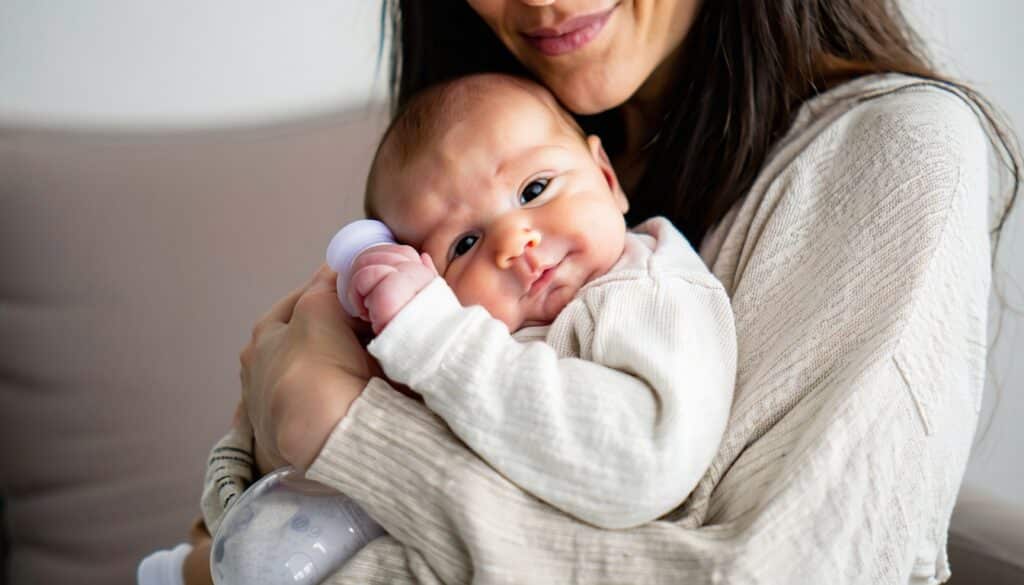 hoe lang baby rechtop houden na voeding?